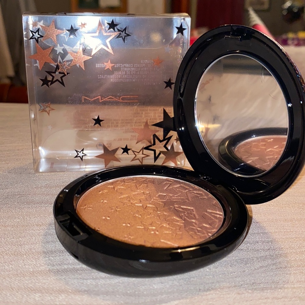 MAC “Rising Star” Opalescent Highlighting Powder